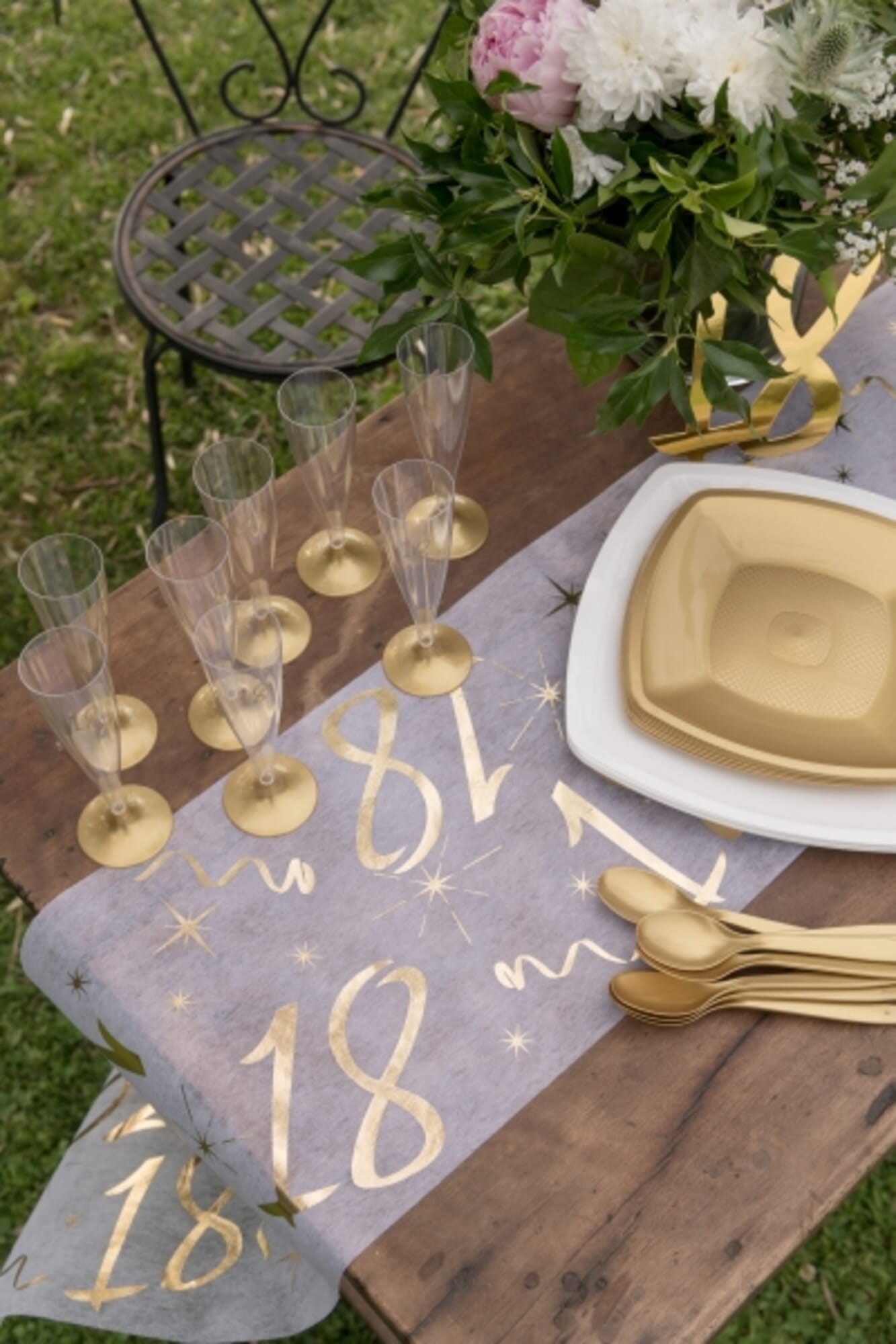 Chemin de table anniversaire avec année en or-blanc, 30cm x 5m